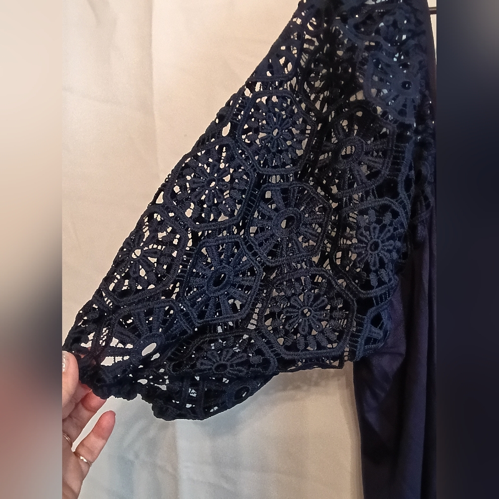 Cupio 2x  Navy Blouse with Pretty Puffy Lace Sleeves. NWT. - Picture 2 of 6